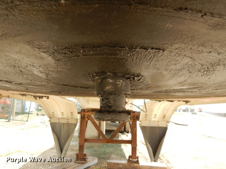 image for item IT9480 1970 Fruehauf  tank trailer