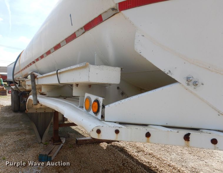 image for item IT9480 1970 Fruehauf  tank trailer