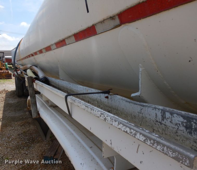 image for item IT9480 1970 Fruehauf  tank trailer