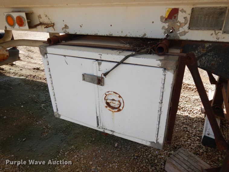 image for item IT9480 1970 Fruehauf  tank trailer