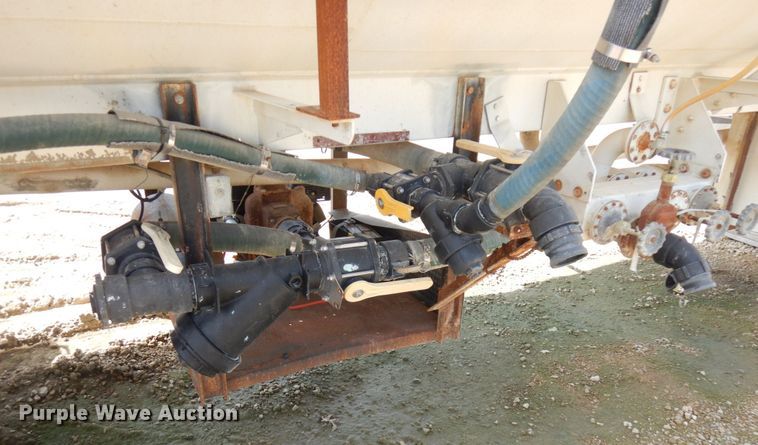 image for item IT9480 1970 Fruehauf  tank trailer