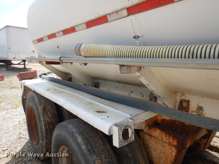 image for item IT9480 1970 Fruehauf  tank trailer