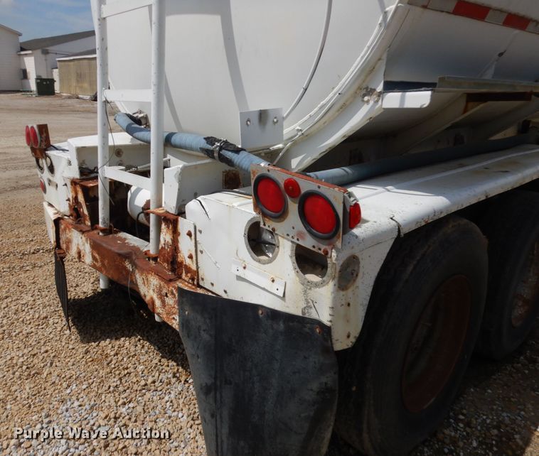 image for item IT9480 1970 Fruehauf  tank trailer