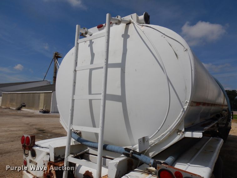 image for item IT9480 1970 Fruehauf  tank trailer