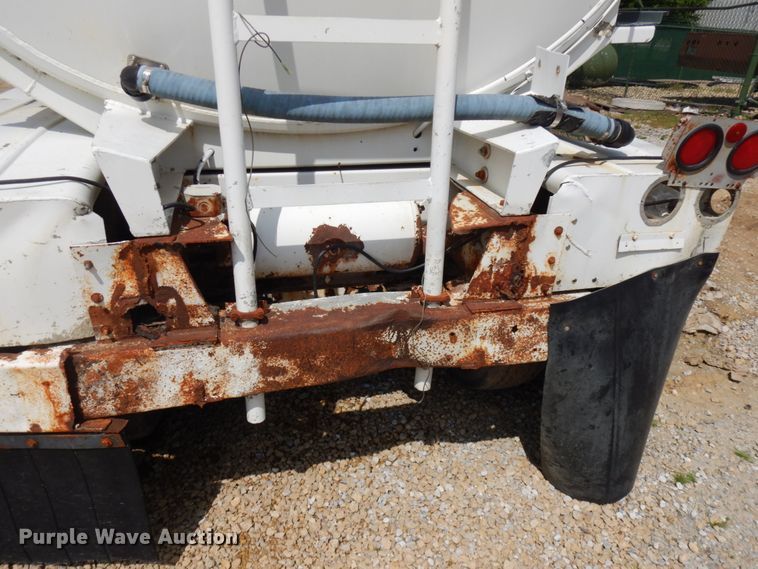 image for item IT9480 1970 Fruehauf  tank trailer