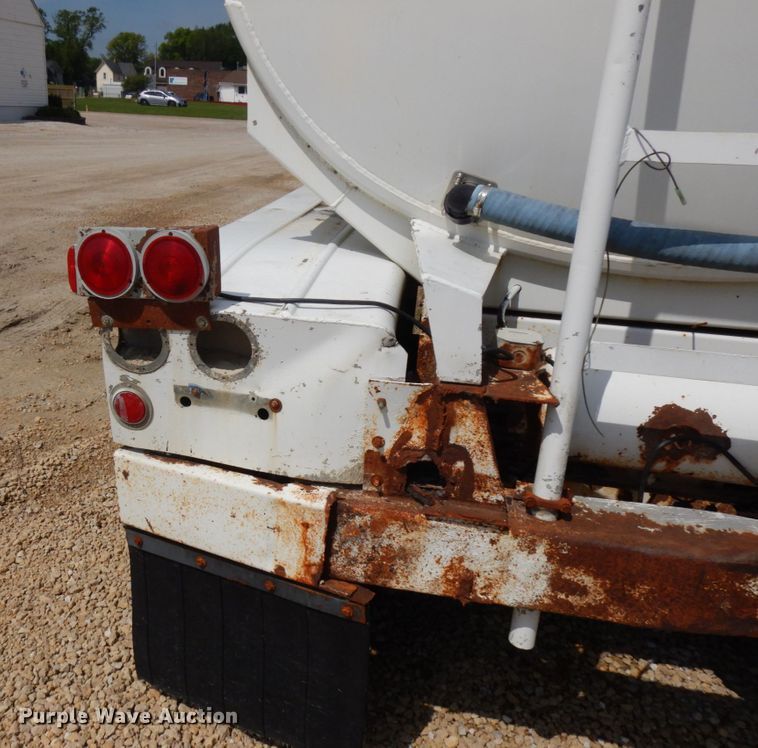 image for item IT9480 1970 Fruehauf  tank trailer