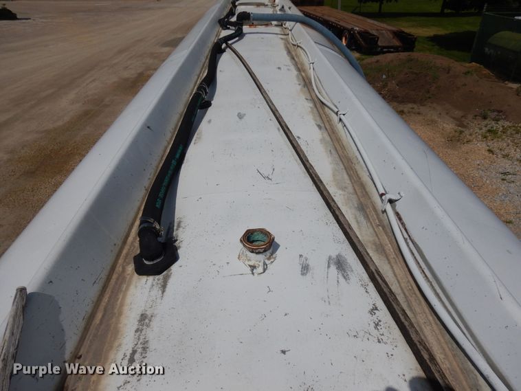 image for item IT9480 1970 Fruehauf  tank trailer