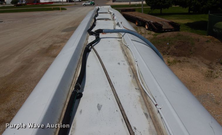 image for item IT9480 1970 Fruehauf  tank trailer