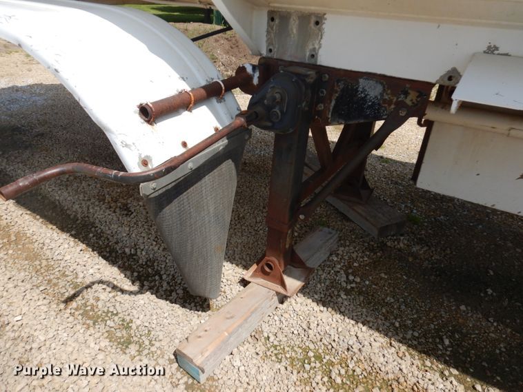 image for item IT9480 1970 Fruehauf  tank trailer