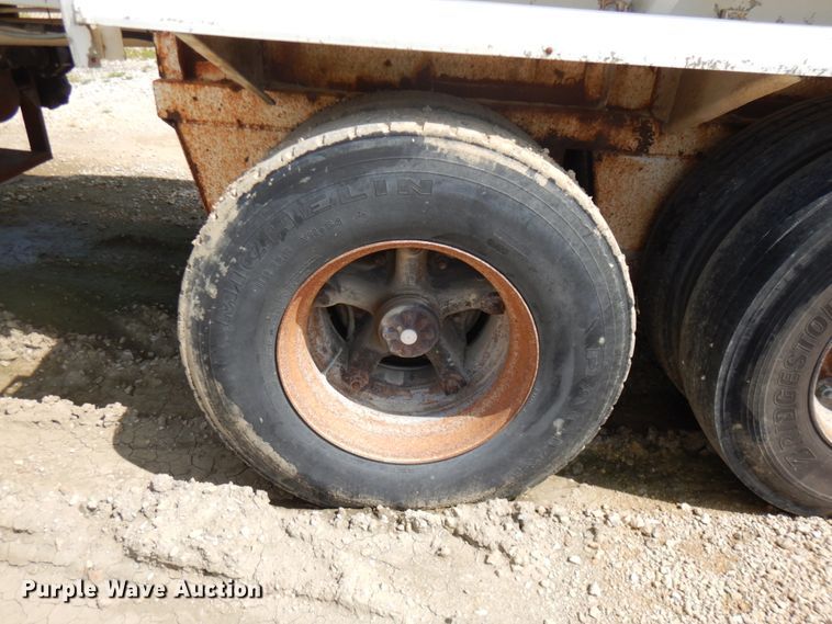 image for item IT9480 1970 Fruehauf  tank trailer