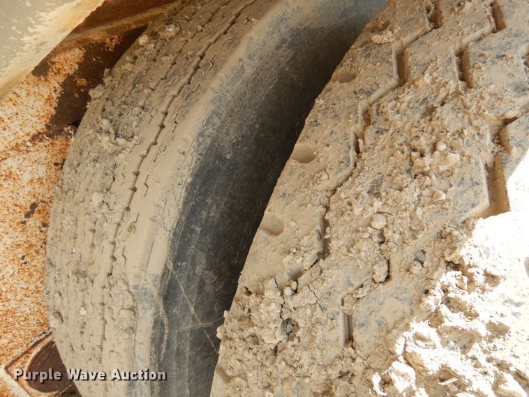 image for item IT9480 1970 Fruehauf  tank trailer