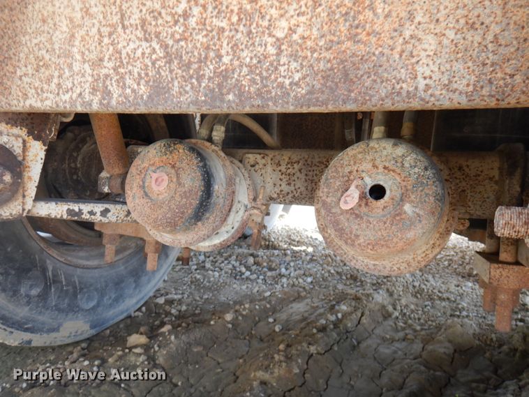 image for item IT9480 1970 Fruehauf  tank trailer