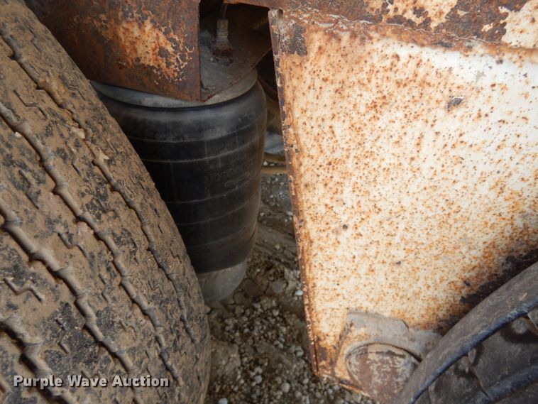 image for item IT9480 1970 Fruehauf  tank trailer