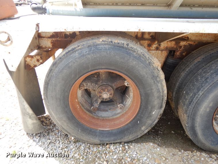 image for item IT9480 1970 Fruehauf  tank trailer