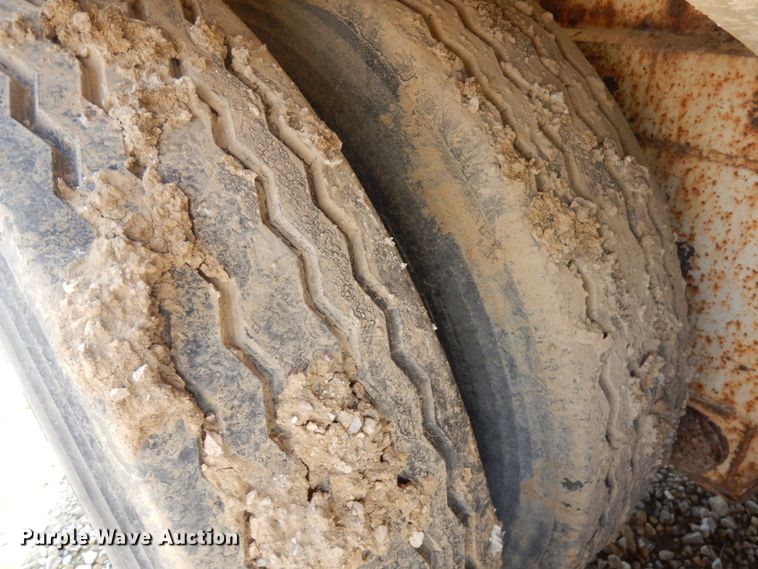 image for item IT9480 1970 Fruehauf  tank trailer