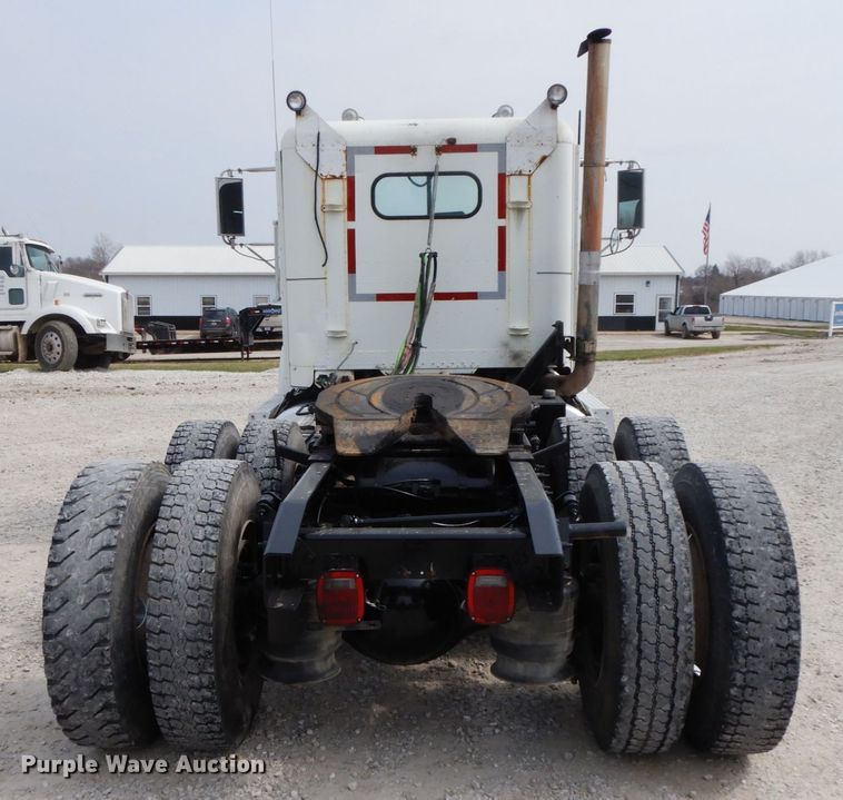 image for item IX9383 1998 Freightliner FLD 120  semi truck