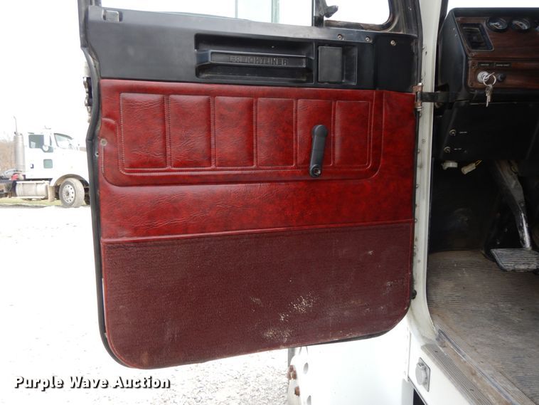 image for item IX9383 1998 Freightliner FLD 120  semi truck