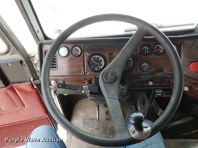 image for item IX9383 1998 Freightliner FLD 120  semi truck