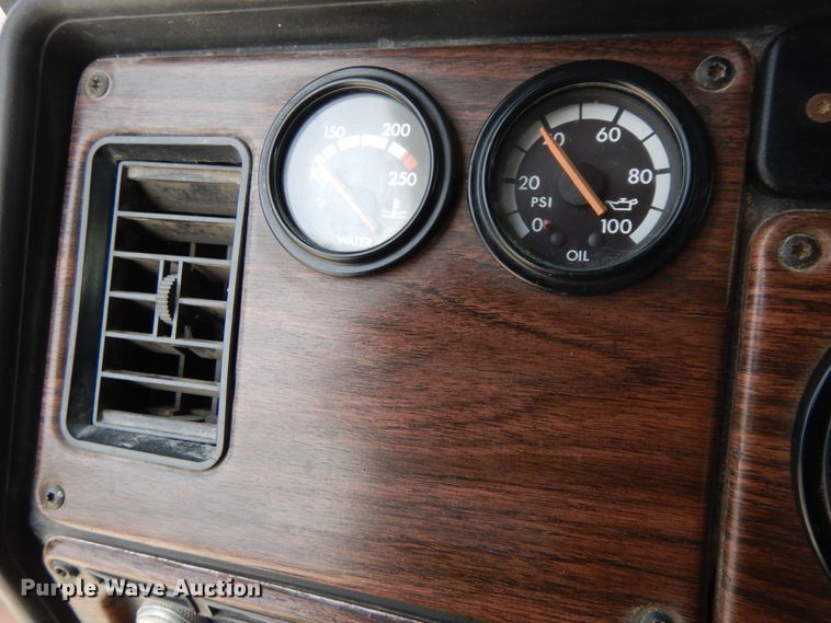 image for item IX9383 1998 Freightliner FLD 120  semi truck