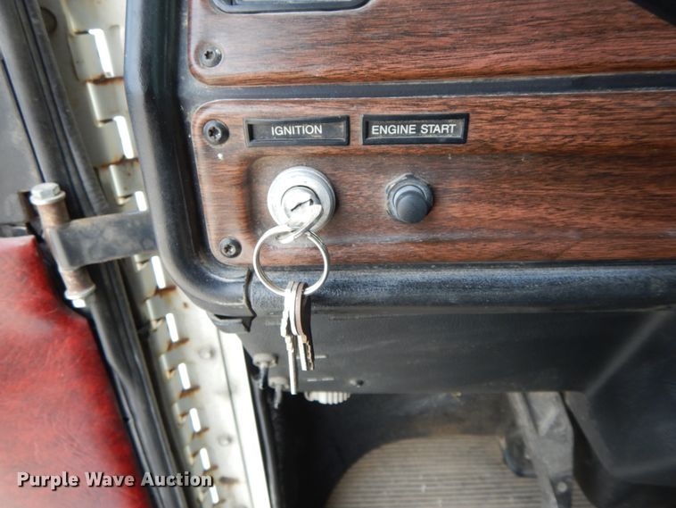 image for item IX9383 1998 Freightliner FLD 120  semi truck