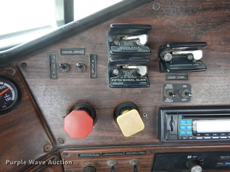 image for item IX9383 1998 Freightliner FLD 120  semi truck