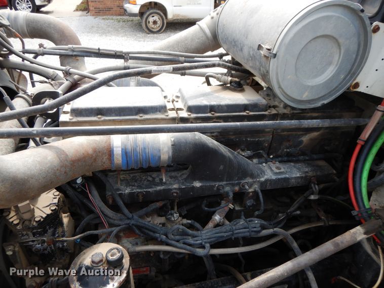 image for item IX9383 1998 Freightliner FLD 120  semi truck