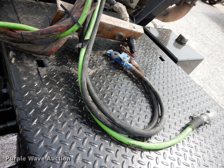 image for item IX9383 1998 Freightliner FLD 120  semi truck