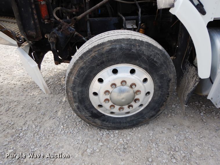 image for item IX9383 1998 Freightliner FLD 120  semi truck