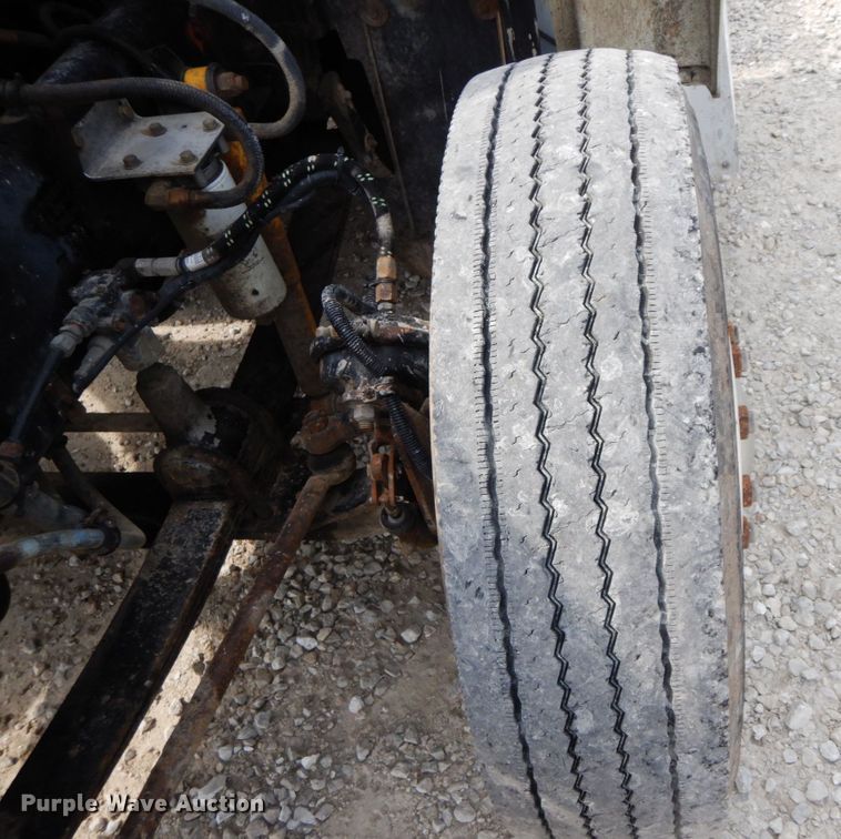 image for item IX9383 1998 Freightliner FLD 120  semi truck