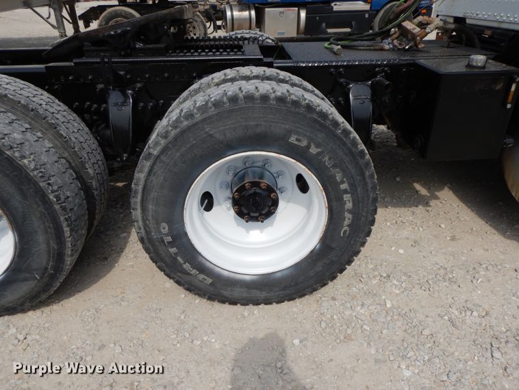 image for item IX9383 1998 Freightliner FLD 120  semi truck