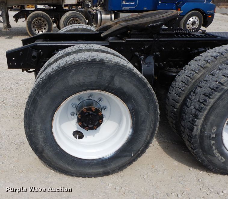 image for item IX9383 1998 Freightliner FLD 120  semi truck