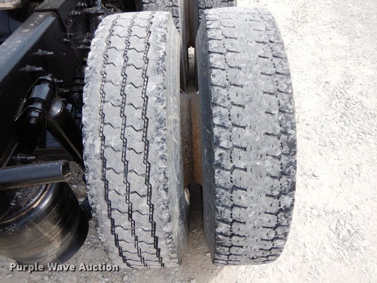 image for item IX9383 1998 Freightliner FLD 120  semi truck