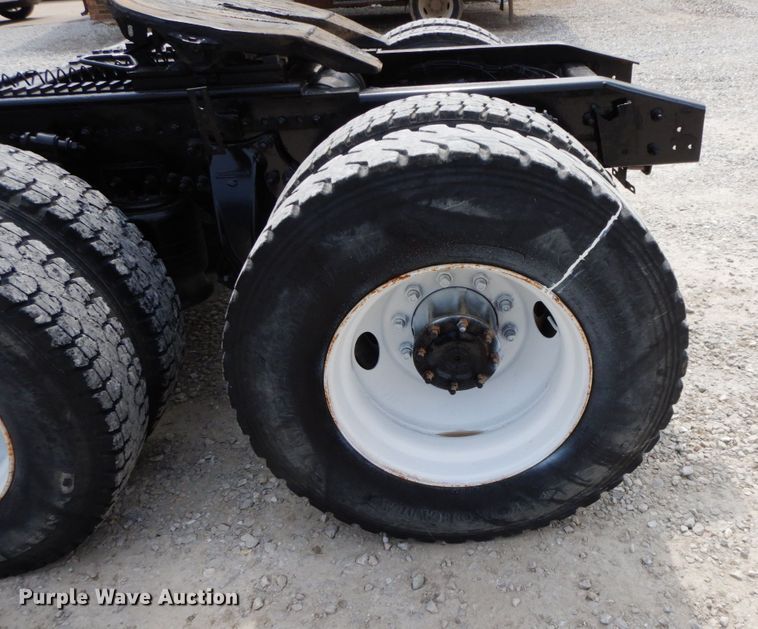 image for item IX9383 1998 Freightliner FLD 120  semi truck