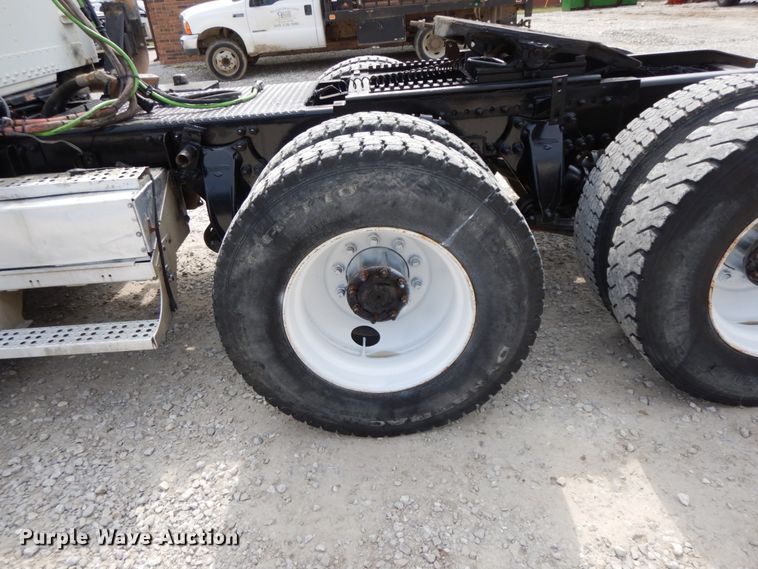 image for item IX9383 1998 Freightliner FLD 120  semi truck