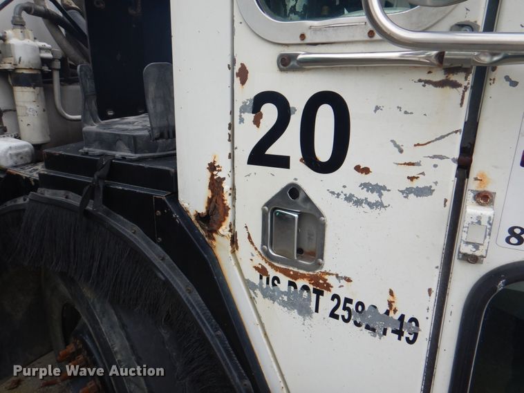 image for item JY9955 2001 Crane Carrier  refuse truck