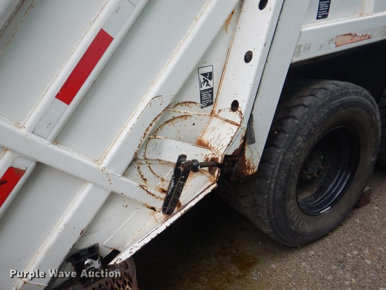 image for item JY9955 2001 Crane Carrier  refuse truck