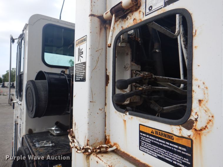 image for item JY9955 2001 Crane Carrier  refuse truck