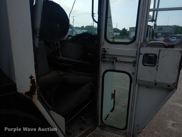 image for item JY9955 2001 Crane Carrier  refuse truck