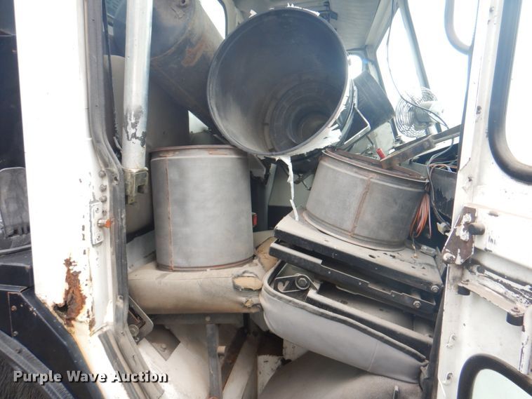 image for item JY9955 2001 Crane Carrier  refuse truck