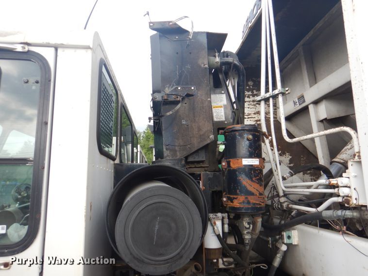 image for item JY9955 2001 Crane Carrier  refuse truck