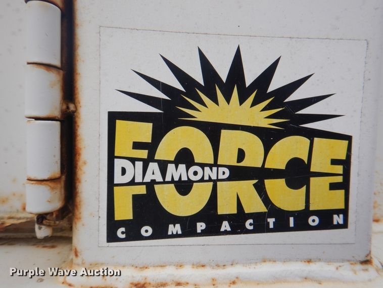 image for item JY9955 2001 Crane Carrier  refuse truck