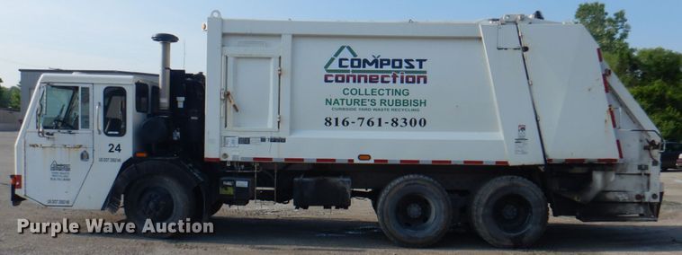 image for item JY9956 2003 Crane Carrier  refuse truck