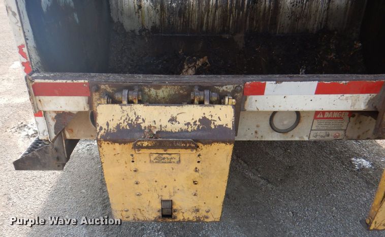 image for item JY9956 2003 Crane Carrier  refuse truck