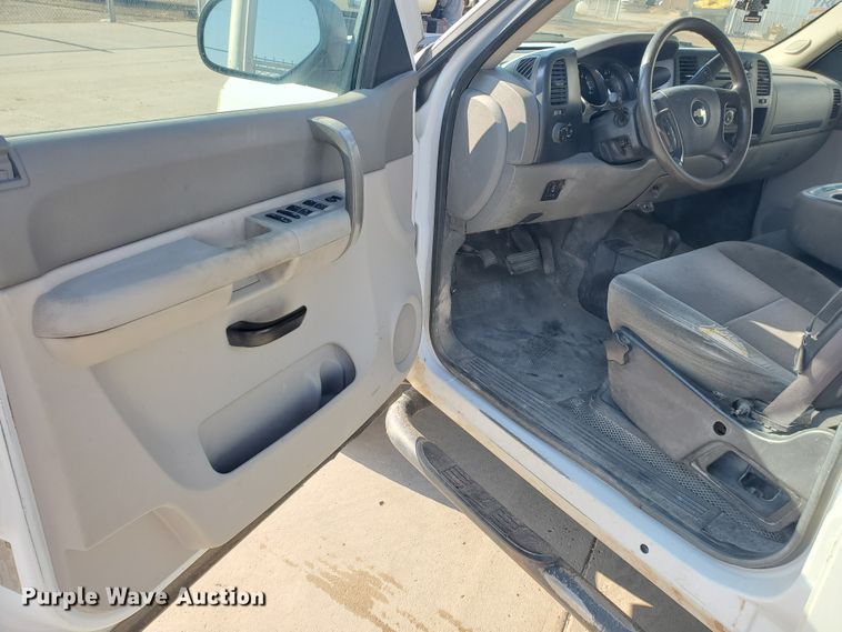 image for item GR9437 2009 Chevrolet Silverado 2500HD  Crew Cab flatbed pickup truck