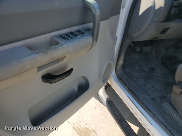 image for item GR9437 2009 Chevrolet Silverado 2500HD  Crew Cab flatbed pickup truck