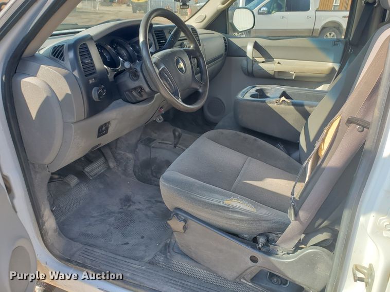 image for item GR9437 2009 Chevrolet Silverado 2500HD  Crew Cab flatbed pickup truck