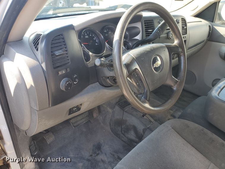 image for item GR9437 2009 Chevrolet Silverado 2500HD  Crew Cab flatbed pickup truck