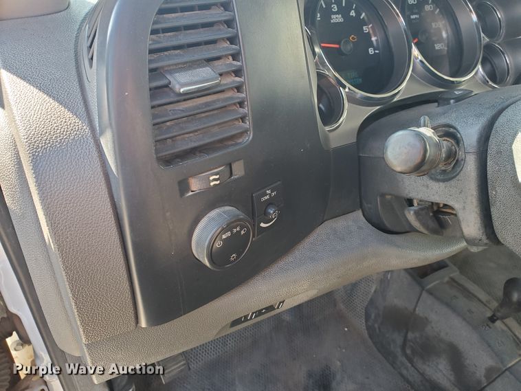 image for item GR9437 2009 Chevrolet Silverado 2500HD  Crew Cab flatbed pickup truck