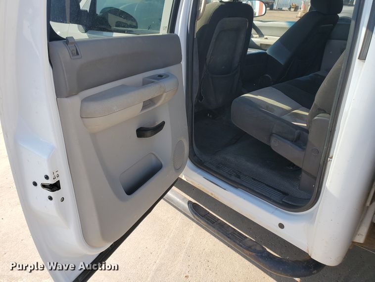 image for item GR9437 2009 Chevrolet Silverado 2500HD  Crew Cab flatbed pickup truck