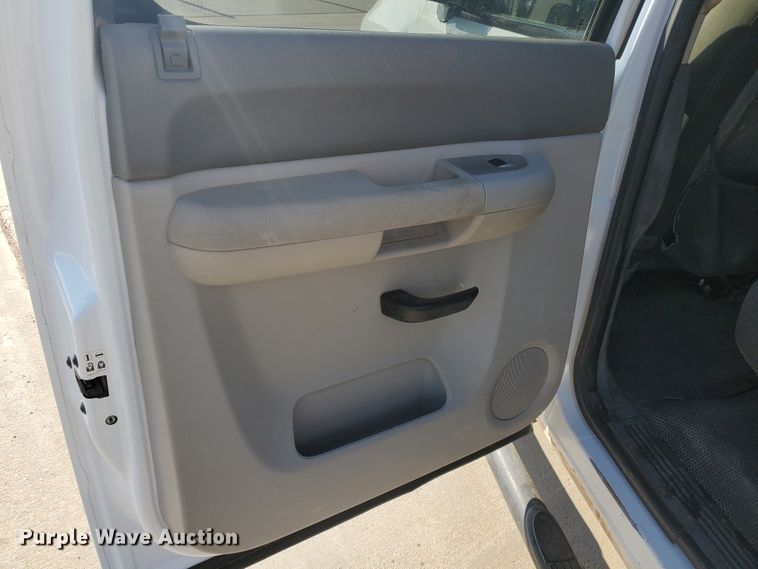 image for item GR9437 2009 Chevrolet Silverado 2500HD  Crew Cab flatbed pickup truck